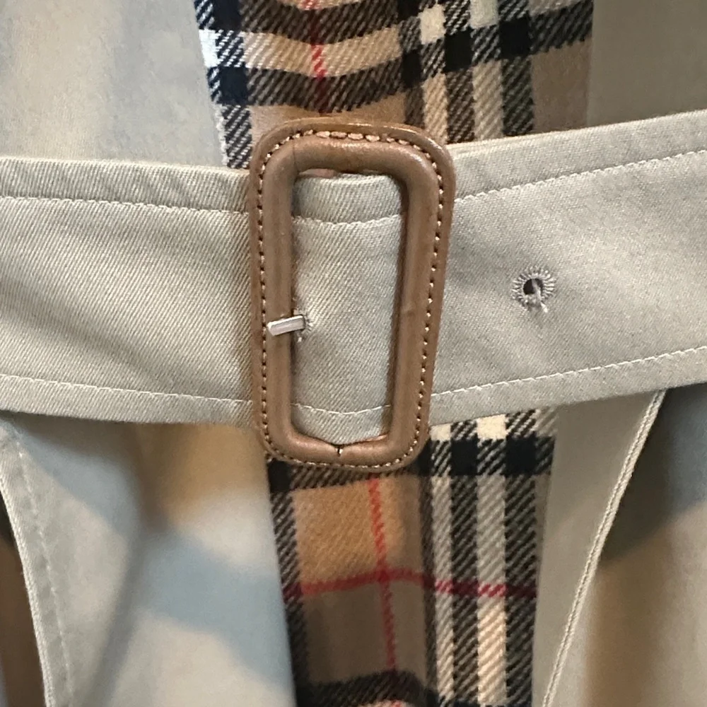 Burberrys Honey Trench Coat EUC - Picture 3 of 15